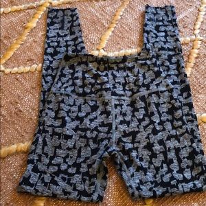 NWOT beyond yoga black and gray leggings. Small